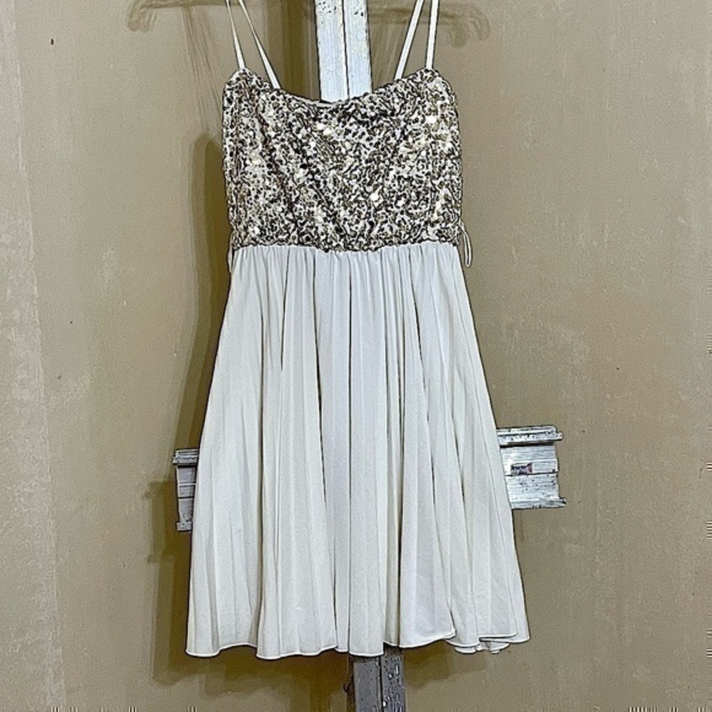 ALMOST FAMOUS STRAPLESS GOLD SEQUINED WHITE ACCORDION PLEATED DRESS SZ SMALL